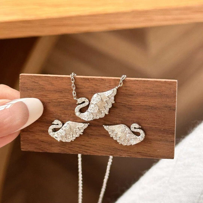 Sparkling Swan Necklace Set